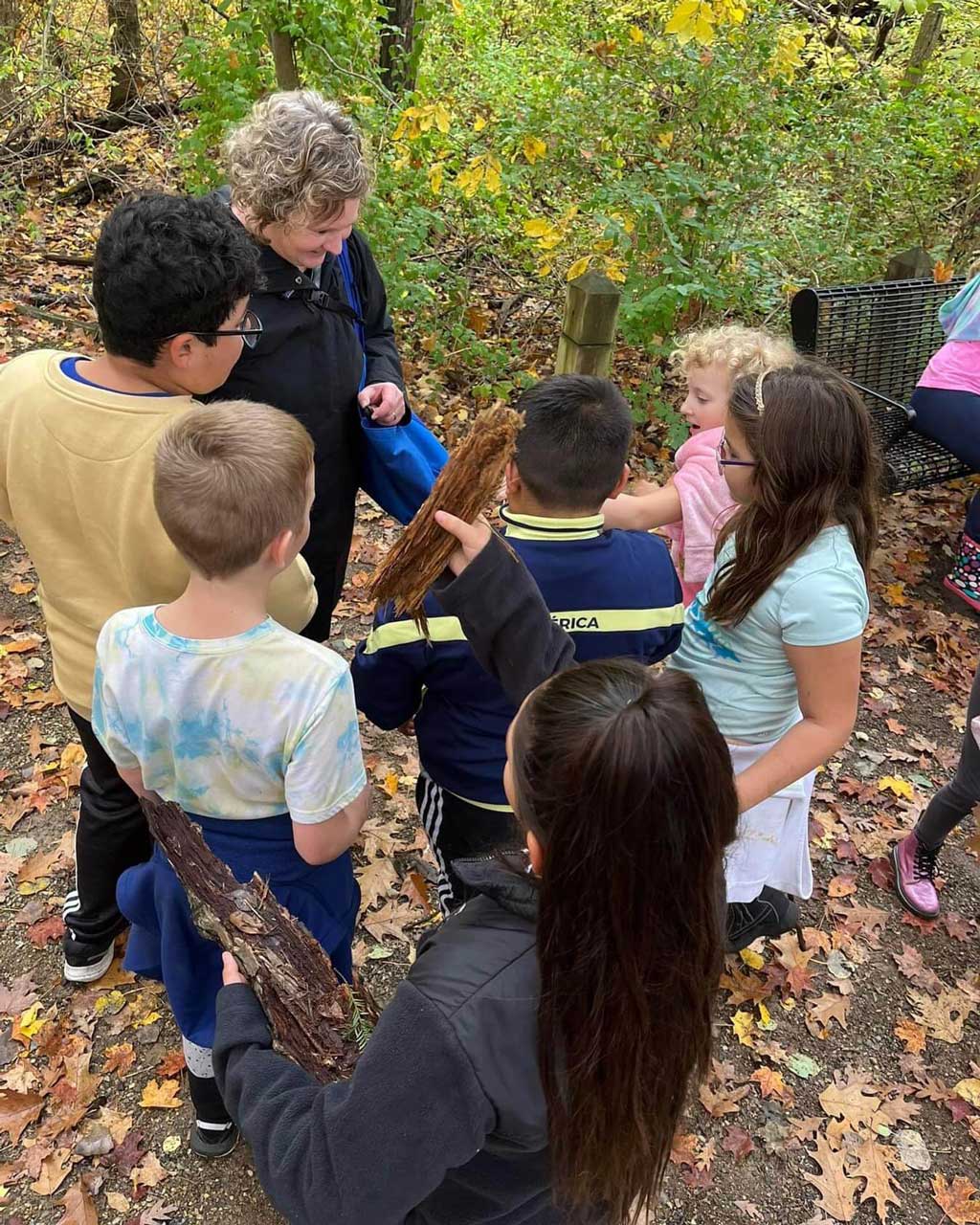 outdoor-learnnig-teacher-with-class-portrait